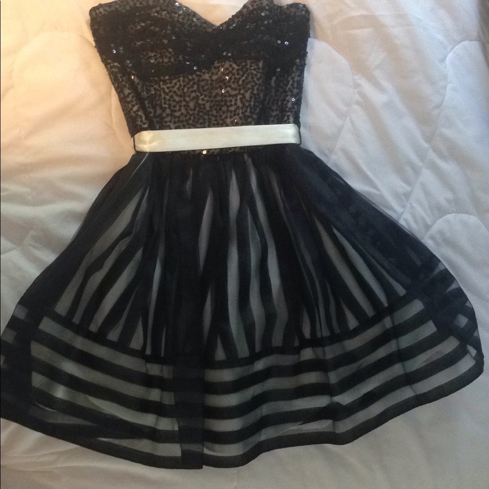 BETSEY JOHNSON DRESS SIZE 4